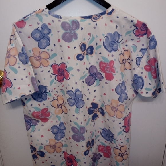 Crest Medium scrub top white with flowers - Picture 3 of 4